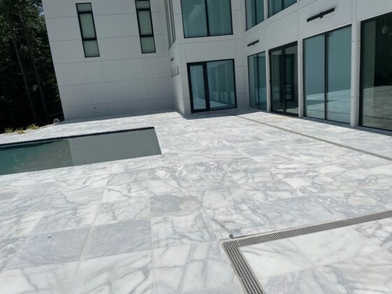 POOL-DECK-24X24-CARRARA-BRUSHED
